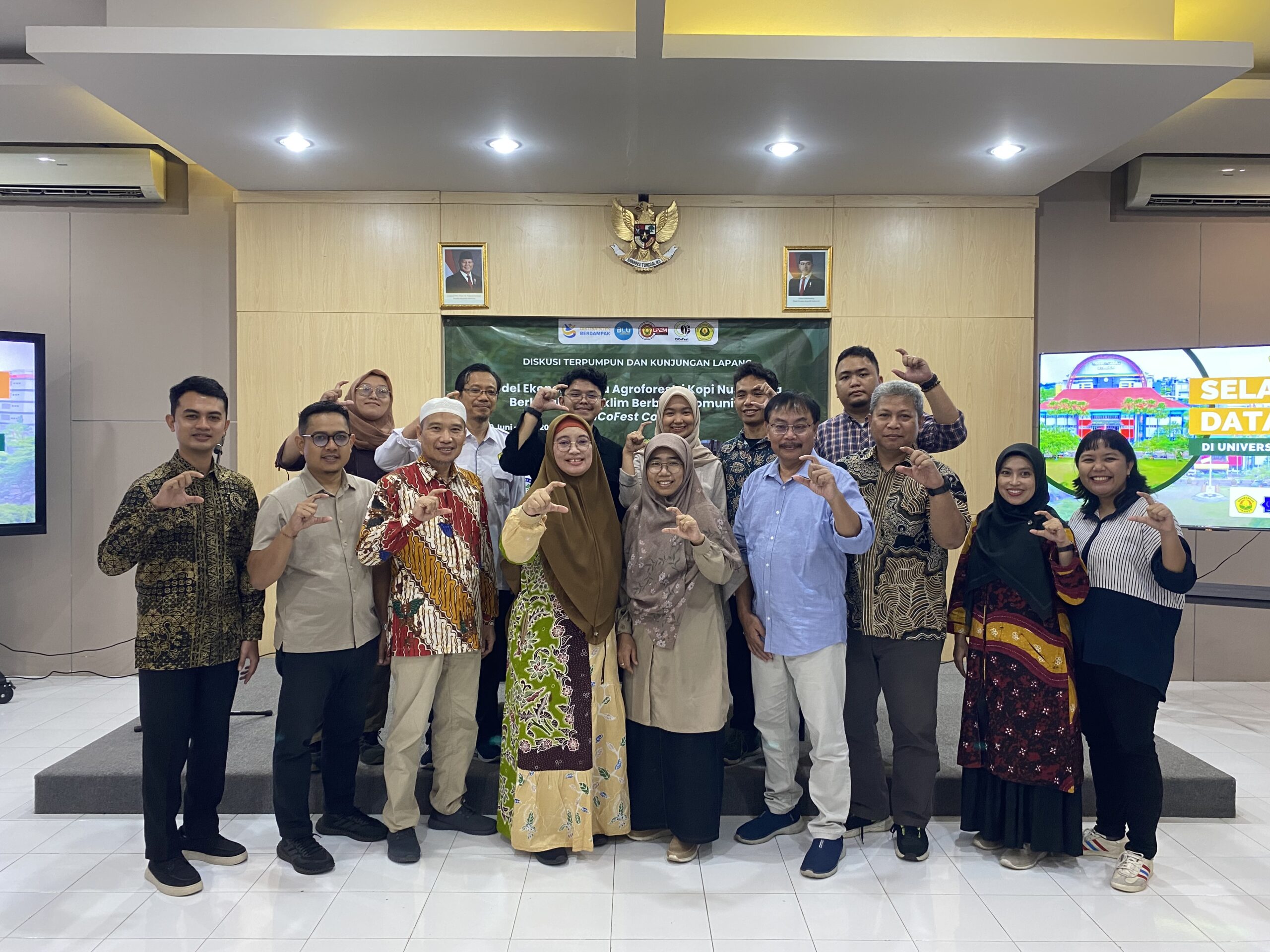 Jember, 30 Juni 2025 – Konsorsium CicoFest Coffee Indonesia memulai langkah strategis untuk riset tahun 2025 dengan menggelar rapat koordinasi antar anggota di Universitas Jember. Rapat ini dihadiri oleh perwakilan dari empat universitas anggota konsorsium: Universitas Jember (UNEJ), Universitas Padjadjaran (UNPAD), Universitas Teuku Umar (UTU), dan Universitas Borneo Tarakan (UBT). Pertemuan ini membahas kondisi terkini agroforestry kopi di masing-masing lokus area studi. Selain itu, para anggota menyusun rencana pengembangan yang akan dilakukan secara kolaboratif di setiap lokasi, dengan memperhatikan konteks sosial, ekonomi, dan ekologi masing-masing wilayah. Tahun ini, riset CicoFest mengusung tema “Meningkatkan Nilai Ekonomi Hijau Berbasis Agroforestry Kopi”. Tema ini lahir dari kesadaran bahwa agroforestry kopi memiliki potensi besar sebagai model pengelolaan hutan yang ramah iklim sekaligus memberikan manfaat ekonomi bagi masyarakat sekitar hutan. Ketua CicoFest Coffee Indonesia, Dr. Elida Novita, menyampaikan harapannya agar riset ini dapat menjadi contoh praktik pengelolaan agroforestry kopi yang baik di Indonesia. “Kami ingin menunjukkan bahwa agroforestry kopi tidak hanya menjaga hutan dan memperkuat ketahanan iklim, tetapi juga mampu meningkatkan kesejahteraan ekonomi masyarakat melalui nilai ekonomi hijau,” ujarnya. Dengan semangat kolaborasi lintas universitas, CicoFest Coffee Indonesia bertekad menghadirkan inovasi dan solusi nyata untuk menjawab tantangan perubahan iklim melalui pendekatan berbasis komunitas. Konsorsium ini diharapkan menjadi pionir dalam membangun model agroforestry kopi yang holistik dan berkelanjutan di Indonesia.