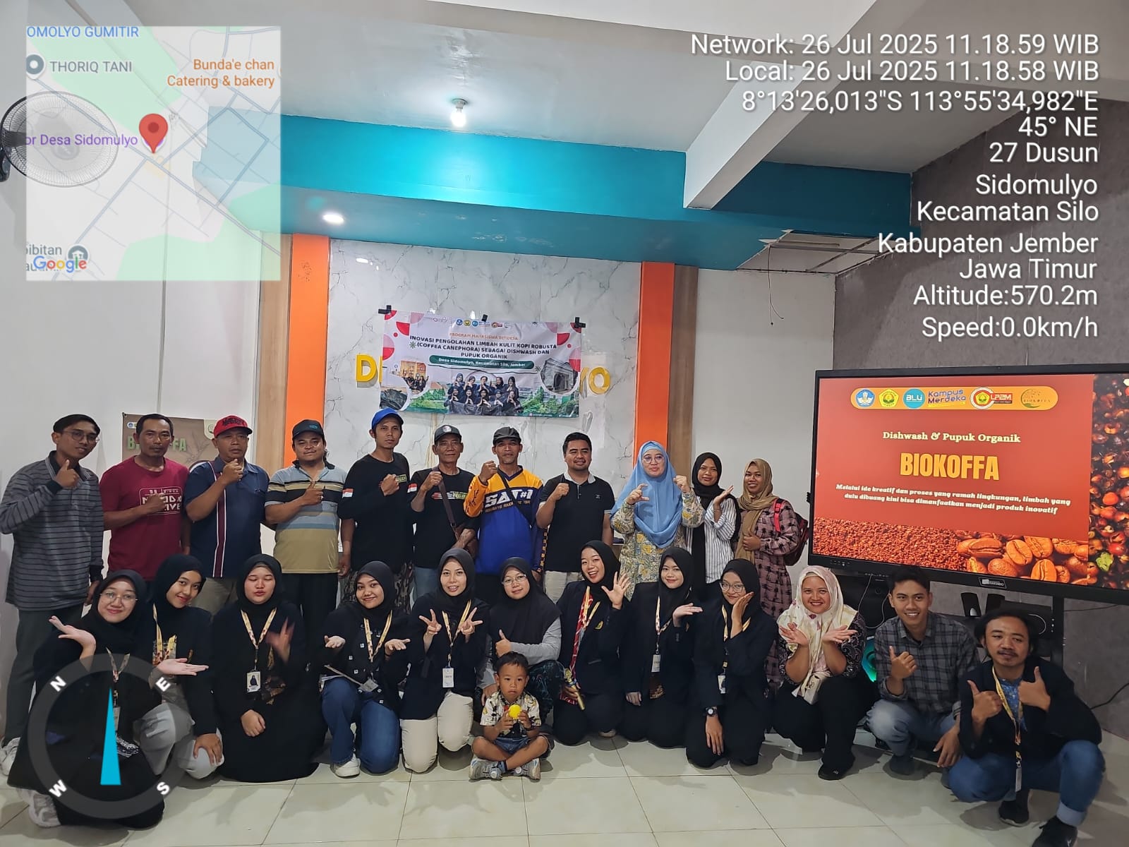 Dalam upaya mendukung praktik pertanian yang ramah lingkungan, CiCoFest Coffee Indonesia berkolaborasi dalam kegiatan Supporting Promahadesa bersama mahasiswa dari Universitas Jember, khususnya di salah satu desa binaan Katalis Sub Tim kampus tersebut. Kegiatan ini menjadi bagian dari inisiatif penguatan Good Agriculture Practices (GAP), dengan fokus pada pemanfaatan limbah kopi sebagai sumber inovasi. Salah satu agenda utama adalah melakukan analisis terhadap potensi pupuk organik yang dapat digunakan oleh petani lokal untuk meningkatkan kesuburan lahan secara alami dan berkelanjutan. Tak hanya itu, peserta juga mempraktekkan pembuatan sabun cuci piring (dishwash) berbahan dasar limbah kulit kopi. Inisiatif ini tidak hanya bertujuan untuk mengurangi limbah produksi kopi, tetapi juga membuka peluang ekonomi baru berbasis lingkungan bagi masyarakat desa. “Kami percaya, kopi tidak hanya berhenti di secangkir minuman, tetapi juga memiliki potensi besar untuk mendorong inovasi desa, keberlanjutan lingkungan, dan penguatan ekonomi komunitas,” ujar perwakilan dari CiCoFest Coffee Indonesia. Melalui kolaborasi lintas sektor seperti ini, CiCoFest terus mendorong pendekatan holistik dalam pengembangan model agroforestri kopi yang berbasis komunitas dan tahan iklim. Kegiatan di desa binaan ini menjadi salah satu contoh nyata bagaimana ilmu pengetahuan, kreativitas, dan semangat kolaboratif dapat memberikan manfaat langsung bagi masyarakat.
